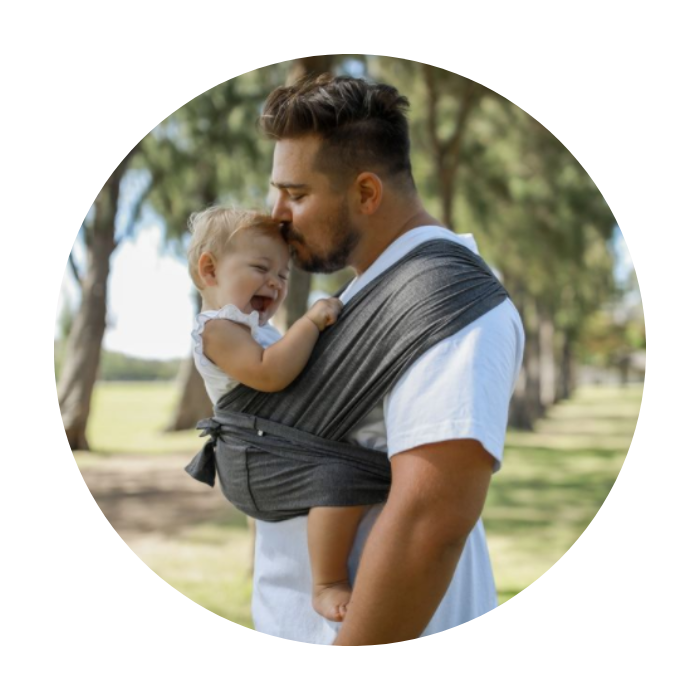 photo client papa en extérieur avec son bébé dans le moomkids format rond et fond transparent